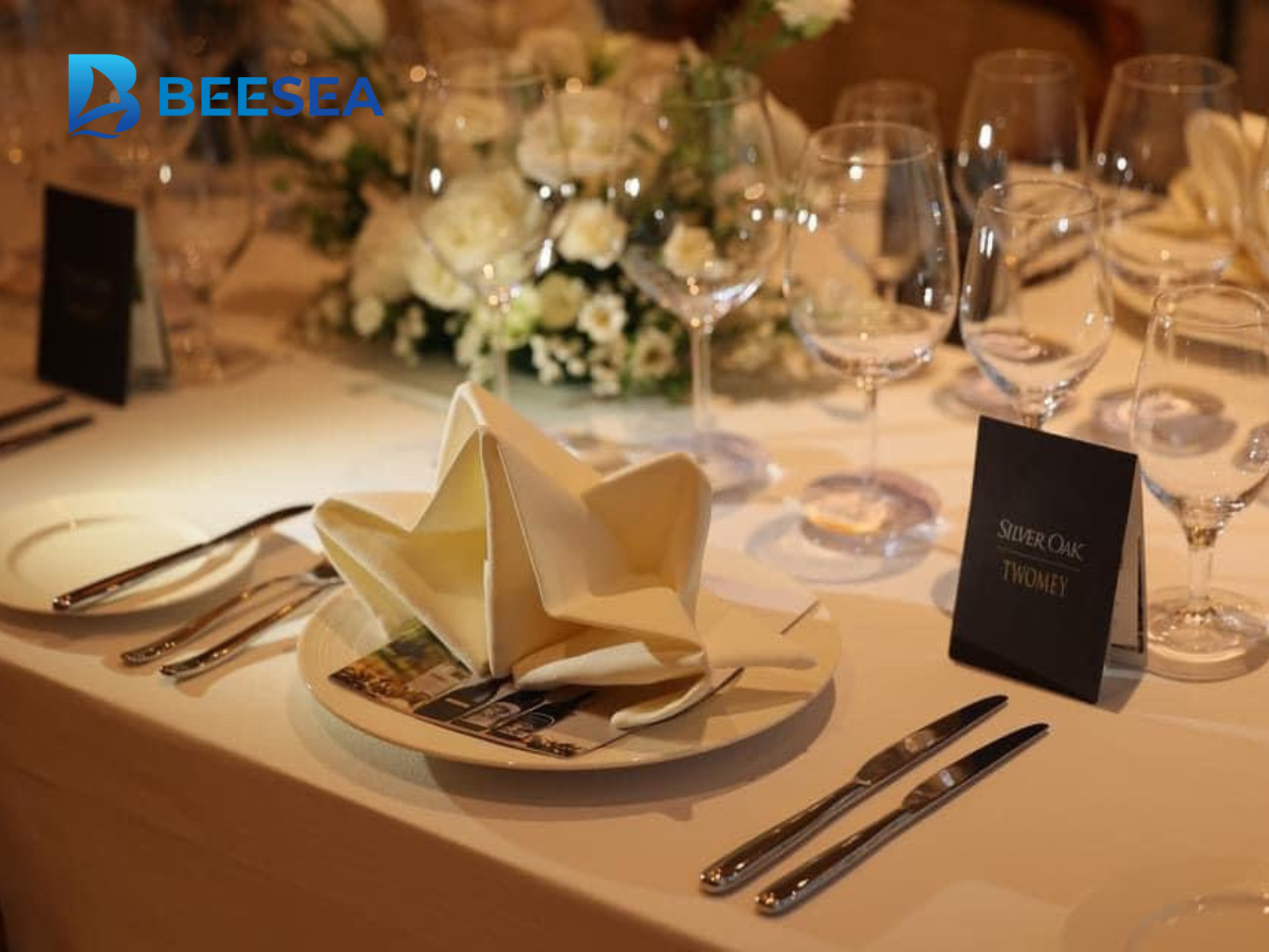 Gala Dinner với cách bài trí bàn tiệc ấn tượng 