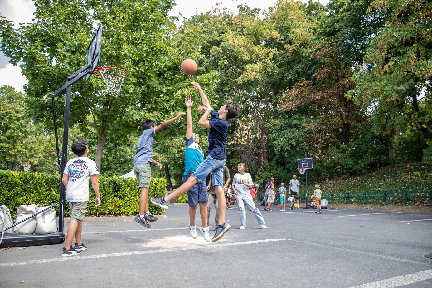 Une image contenant plein air, arbre, sport, personne Le contenu généré par l’IA peut être incorrect.