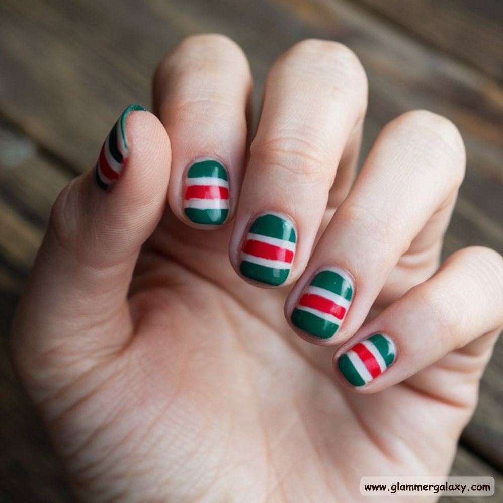 Short Christmas Nails having Simple Green and Red Art