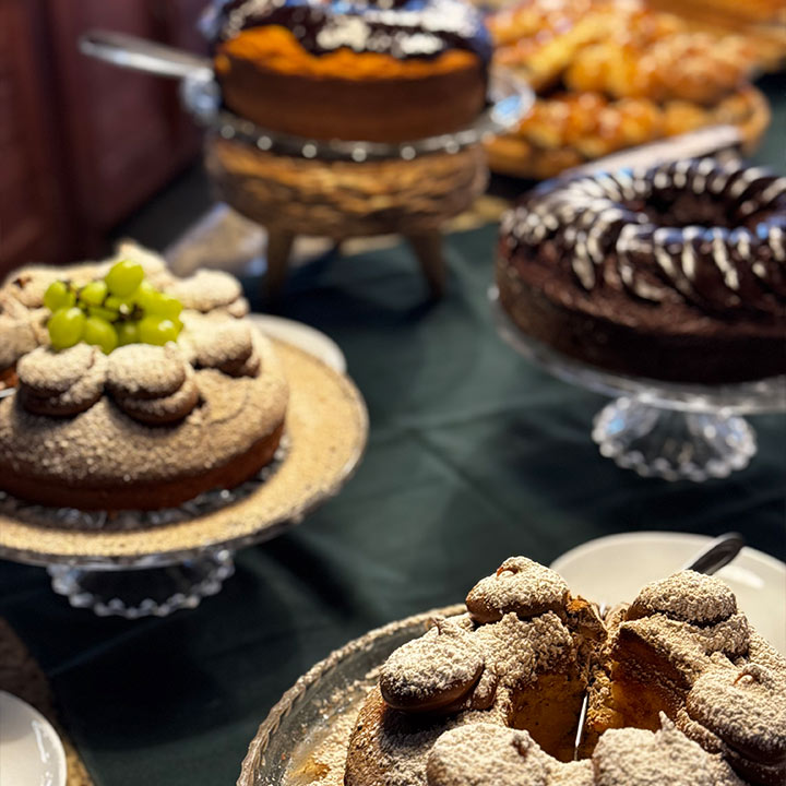 Deliciosos bolos e sobremesas sobre uma mesa decorada, com diferentes sabores e coberturas, prontos para serem saboreados em um evento especial.