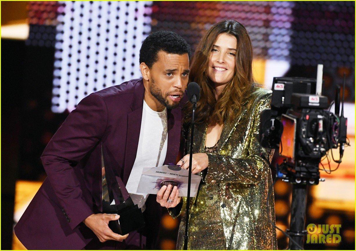 Cobie Smulders & Taran Killam Couple Up for American Music Awards 2019:  Photo 4393690 | 2019 American Music Awards, American Music Awards, Cobie  Smulders, Dan Levy, Kelly Osbourne, Mario Lopez, Michael Ealy,