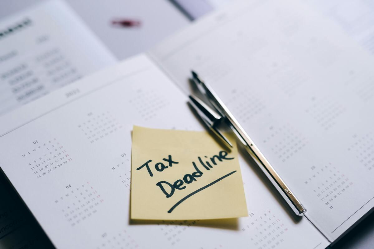 The tax deadline written on the sticky notes.


