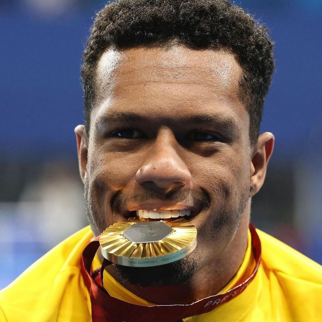 Gabrielzinho mordendo a medalha de ouro conquistada nas Paralimpíadas de Paris 2024