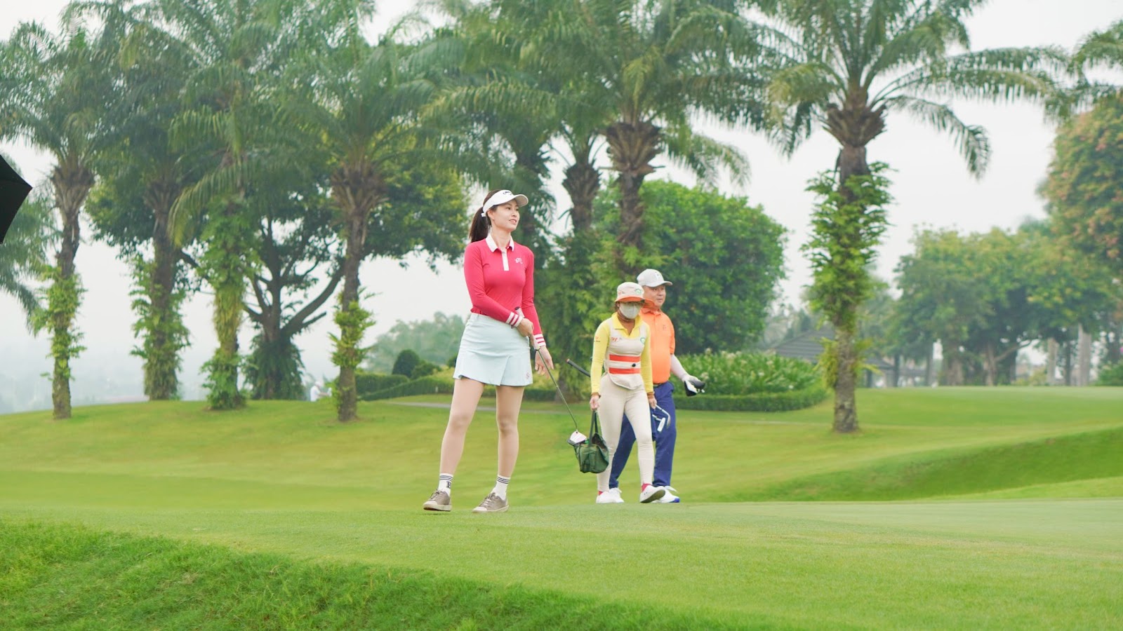 Dù thời tiết không thuận lợi nhưng vẫn không cản được nhiệt huyết của các golfer trên sân golf 