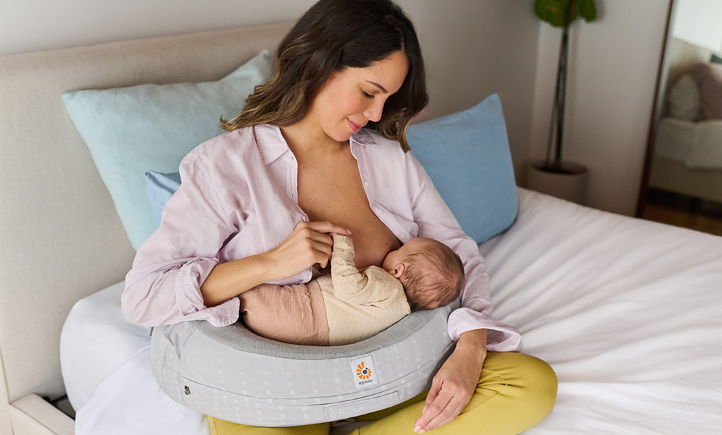 Breastfeeding with Ergobaby Nursing pillow