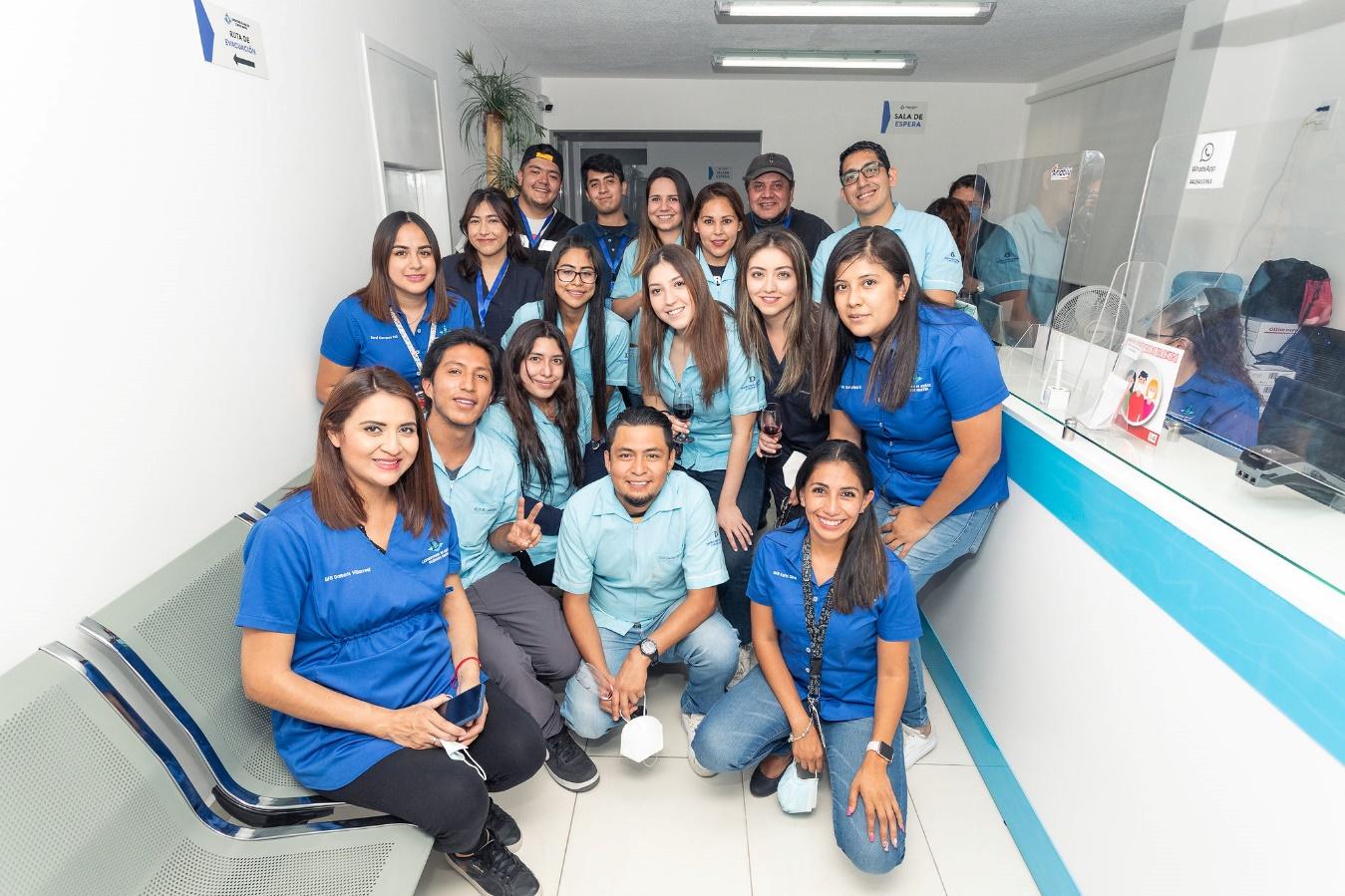 Grupo de personas sentadas posando para una foto

Descripción generada automáticamente