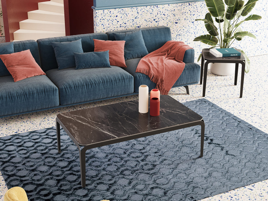 Table basse en céramique noire effet marbre dans un salon moderne, exemple inspirant des avantages d'une table en céramique et des critères à bien étudier avant de choisir.