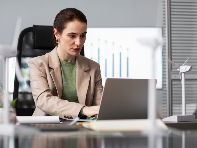 Profissional de RH analisando dados em notebook durante automação de processos com foco em solicitações de holerite