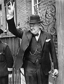 https://upload.wikimedia.org/wikipedia/commons/thumb/c/cd/Churchill_V_sign_HU_55521.jpg/220px-Churchill_V_sign_HU_55521.jpg