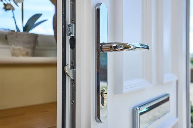 https://www.anglianhome.co.uk/-/media/ahi/product-catalogue/doors-and-porches/upvc/white-upvc-front-door-handle-and-lock-close-up.jpg?mw=640&hash=21696D0941D7FF5BA9763E3C736D8A5F