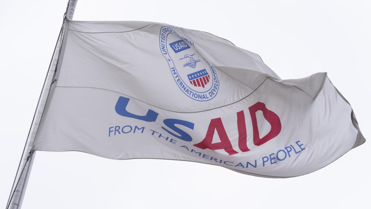 La bandera de la Agencia de los Estados Unidos para el Desarrollo Internacional, o USAID, ondea en Washington DC, el lunes 3 de febrero de 2025.