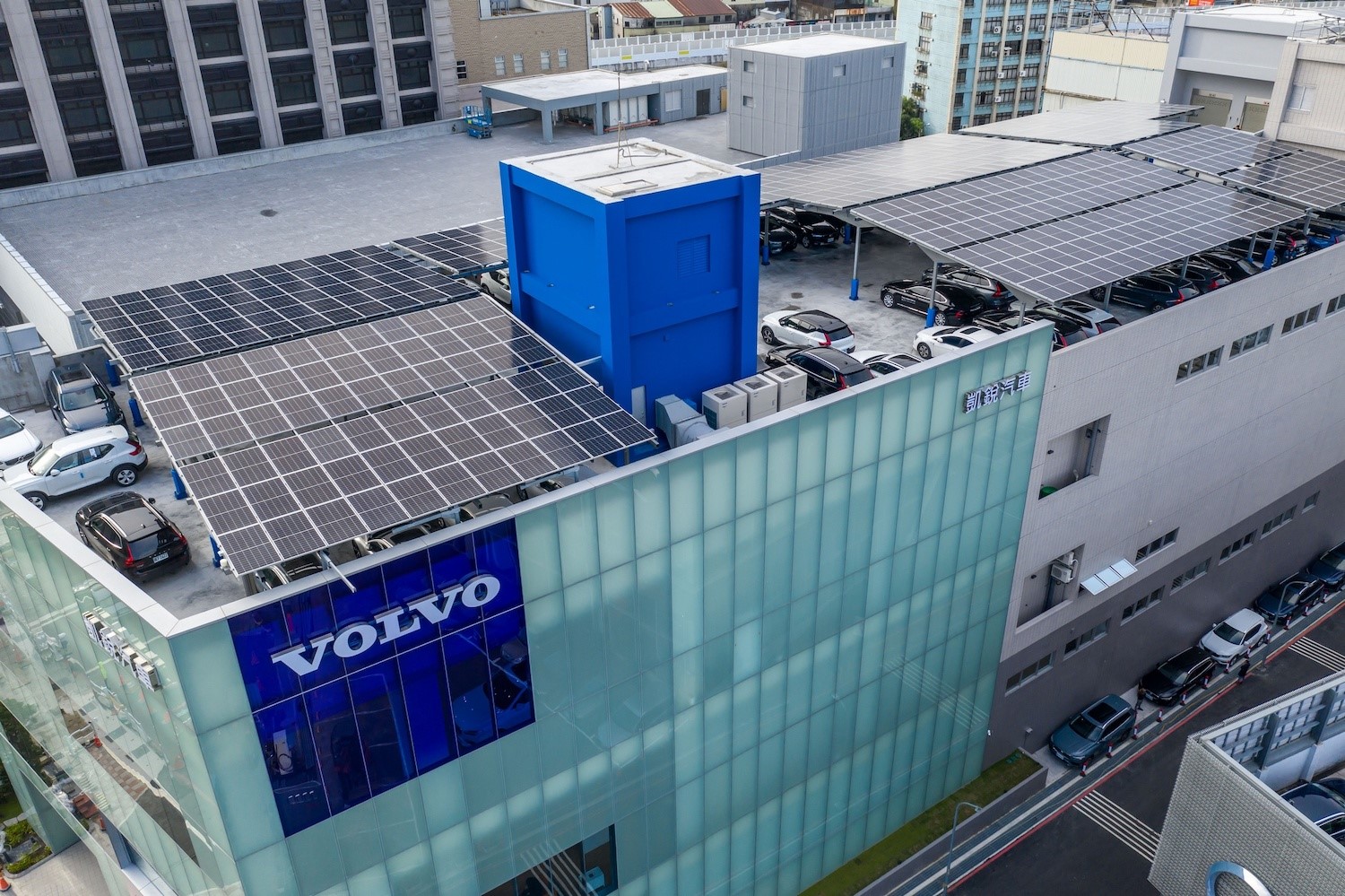 Volvo新莊展銷中心在設計階段就規劃建置屋頂太陽能。(圖片來源：Volvo)