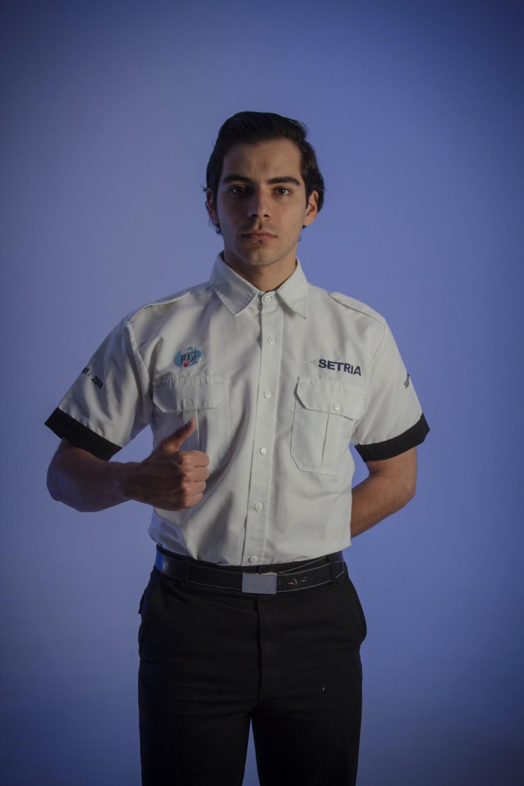 Un hombre con una camisa azul

Descripción generada automáticamente