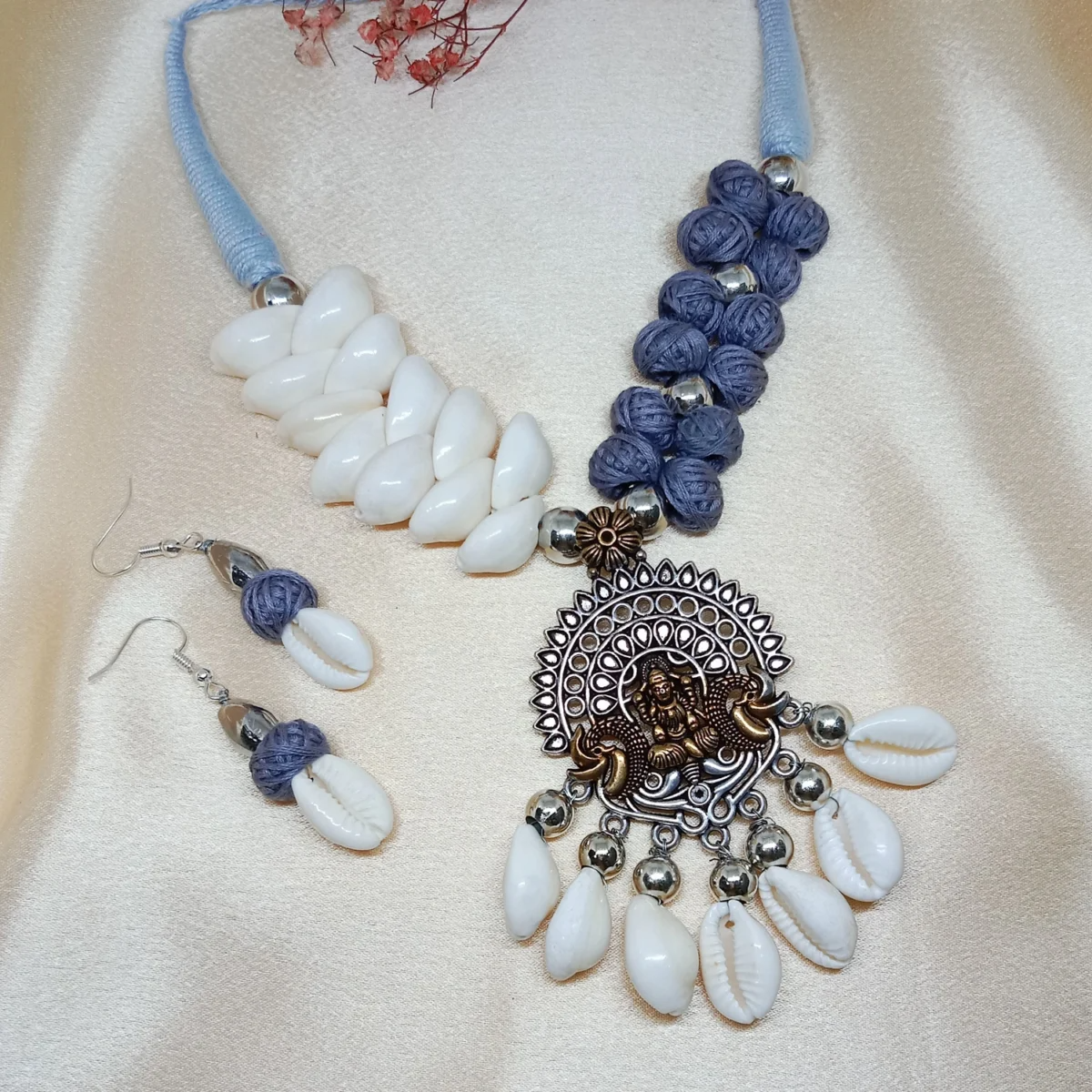 Kaudi Beads Necklace Set Short at The Label DG