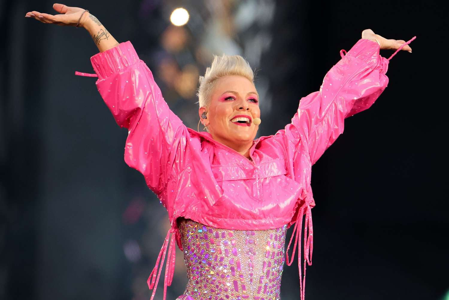 Imagem de conteúdo da notícia "P!nk supera Beyoncé e alcança a 2ª turnê feminina mais lucrativa com US$700 mi" #1