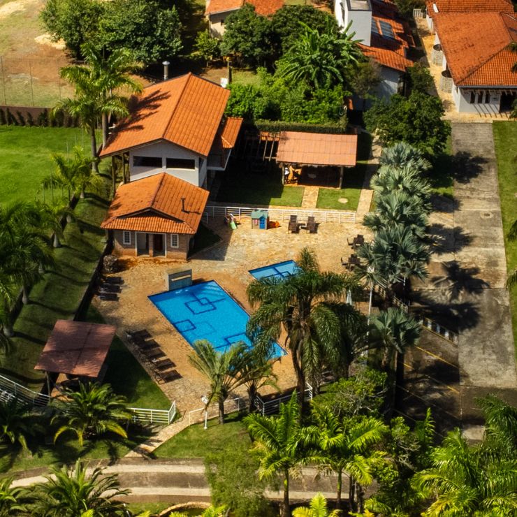 Foto aérea feita por drone da Pousada Nefelibatas