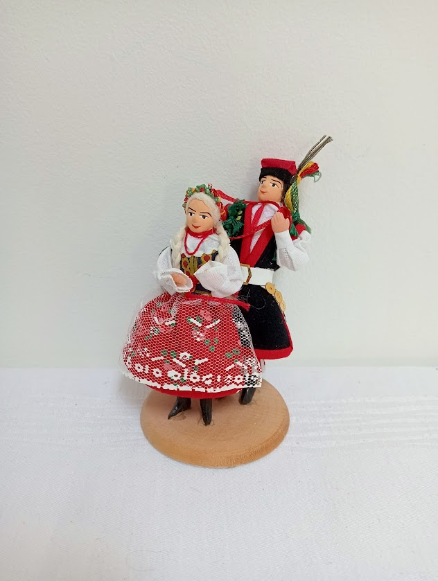 A Polish couple in traditional clothing from Krakow