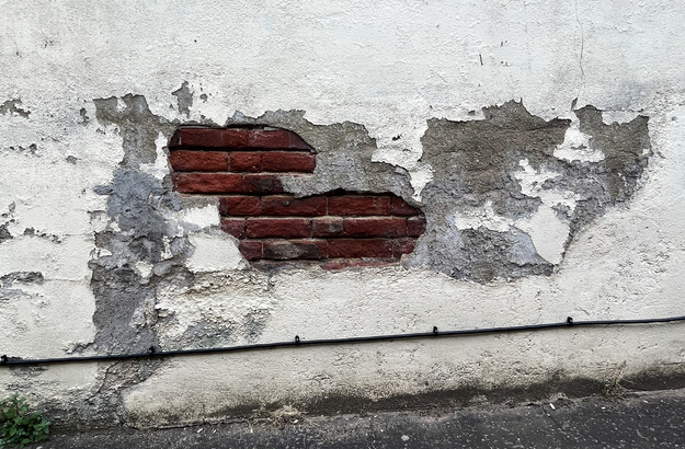 How Do I Know When Re-plastering Is Better Than Patching a Cracked wall?