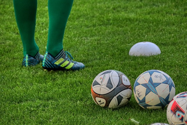 Ballon de foot posé sur un terrain pendant un entraînement professionnel