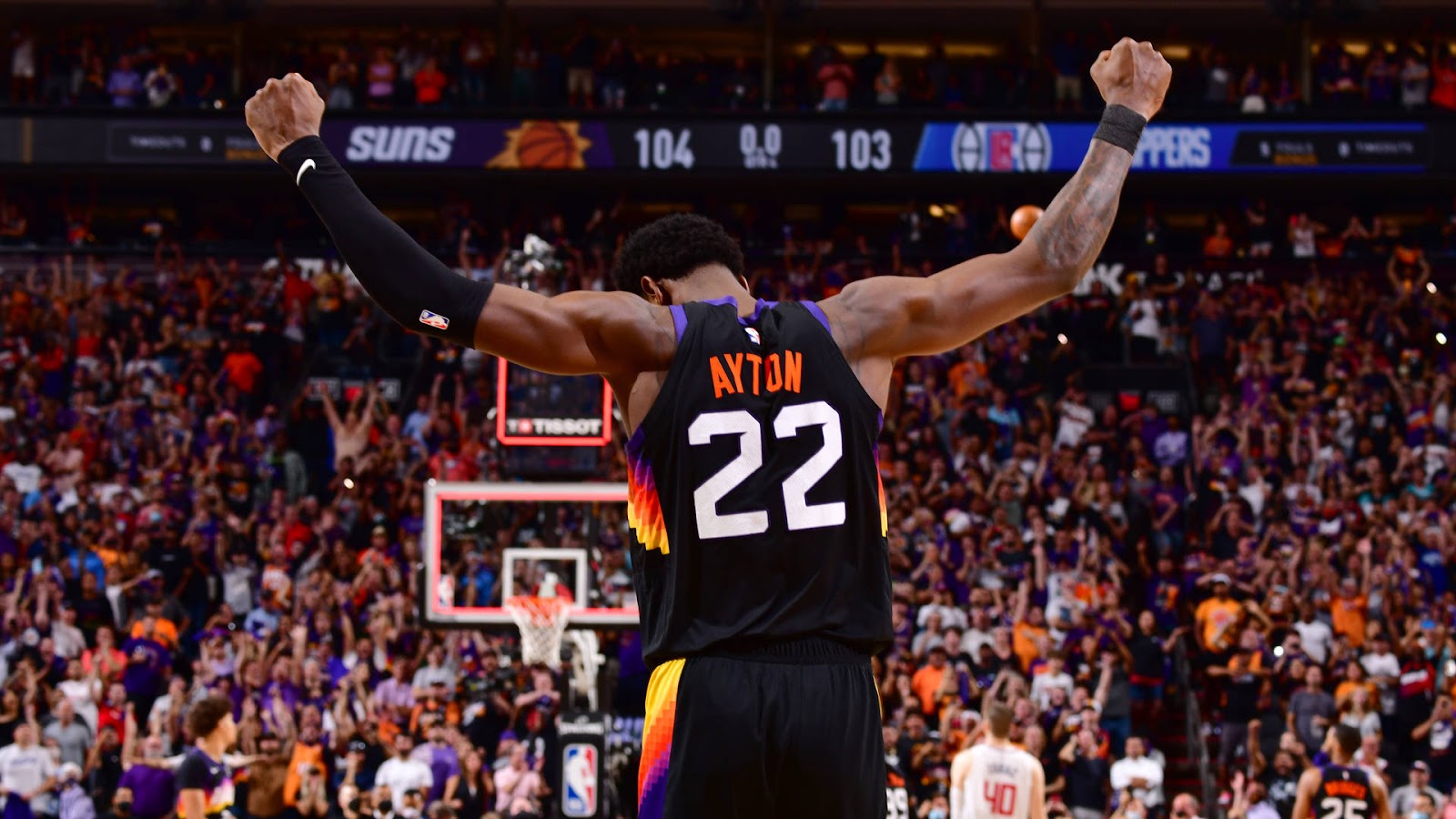 Ayton en finale NBA 2021 à la fin du match deux, à se moment là les Suns menaient 2-0 face aux Bucks. Crédit : Barry Gossage/NBAE via Getty Images