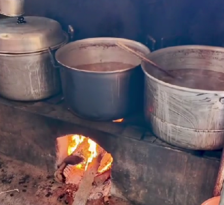 Proses masak Soto Mbah Gito Birun (Dok. TikTok/@devadindayu)