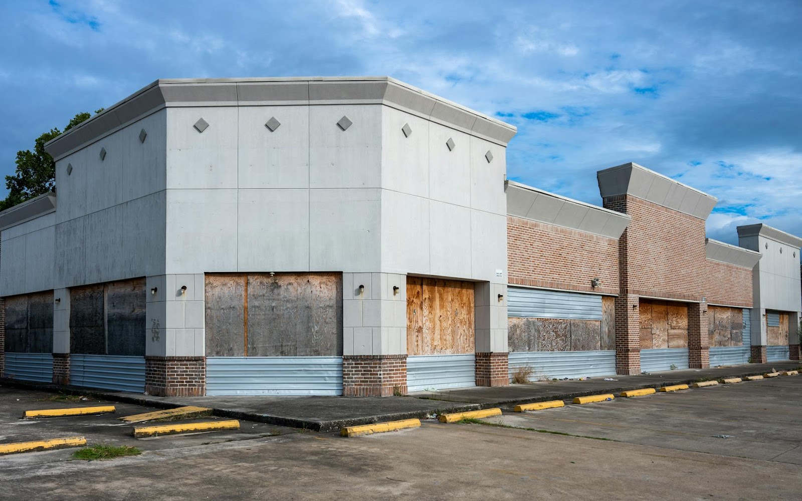 https://www.pexels.com/photo/abandoned-boarded-up-building-28264252/