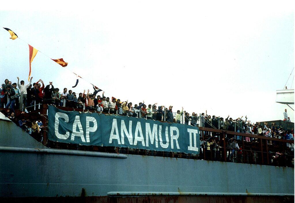 https://diendantheky.net/wp-content/uploads/2024/10/German_ship_Cap_Anamur_II_with_Vietnamese_refugees_Summer_1986-1024x705.jpg