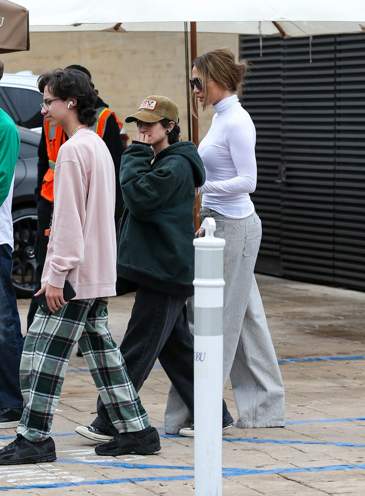 Max and Emme Muñiz with Jennifer Lopez. | Source: Getty Images