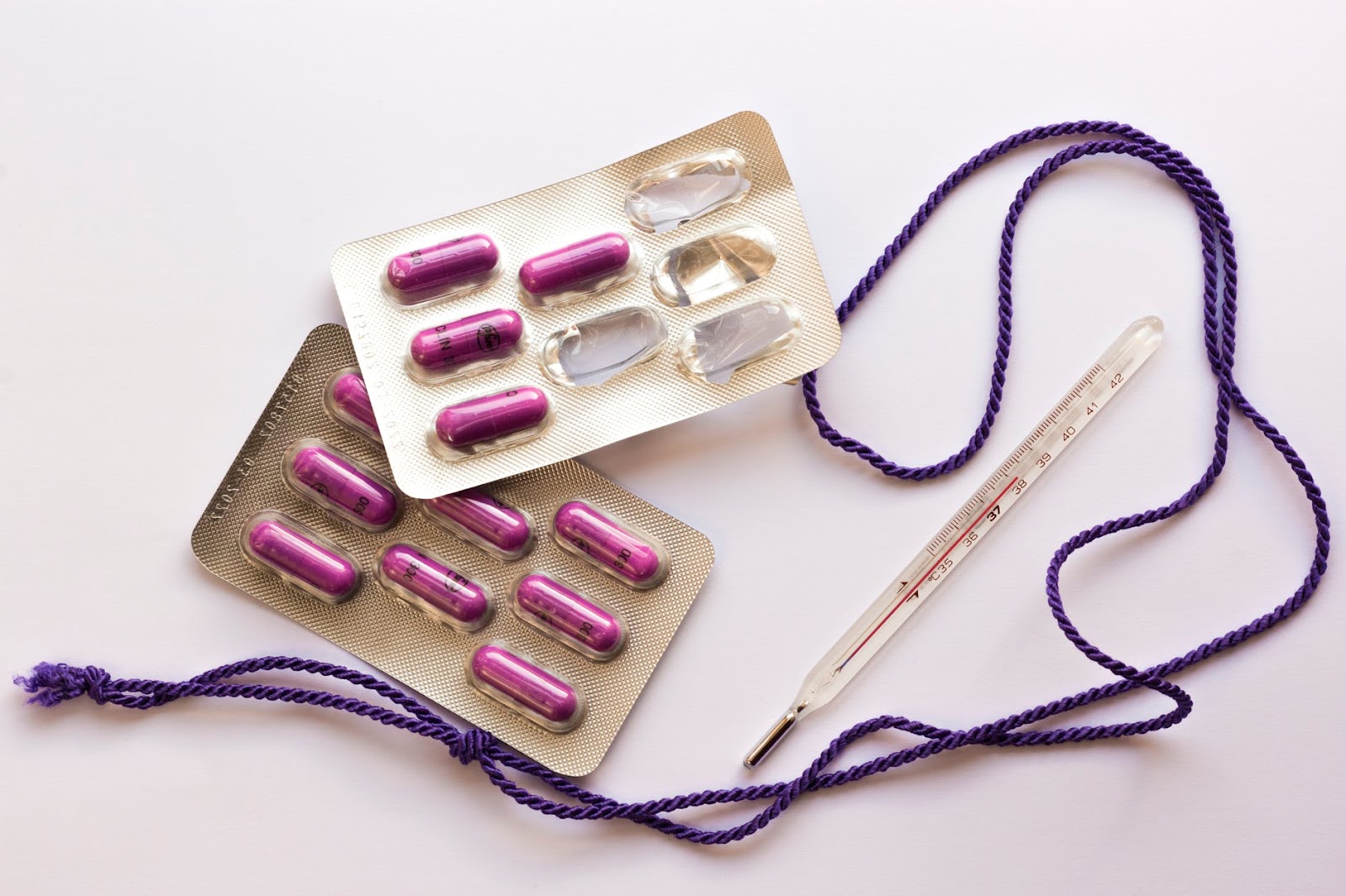 https://www.pexels.com/photo/pills-and-thermometer-15508182/