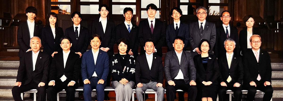 一張含有 服裝, 人員, 男人, 禮服 的圖片AI 產生的內容可能不正確。