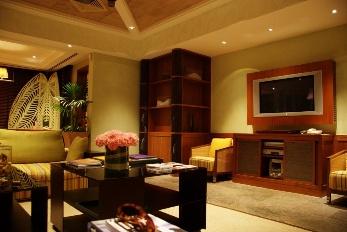A living room with a tv and a couch

AI-generated content may be incorrect.
