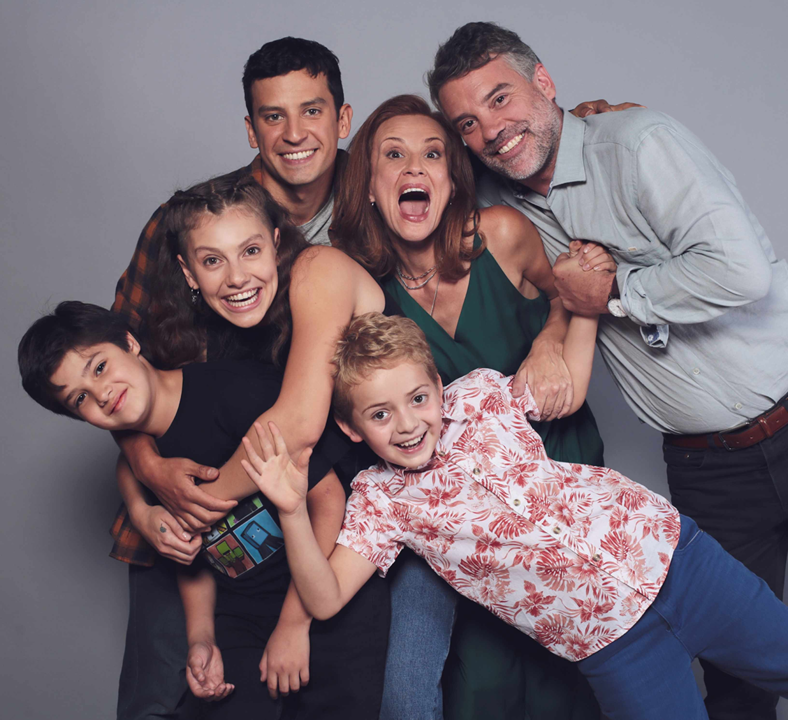 Familia posando felizmente para una foto.