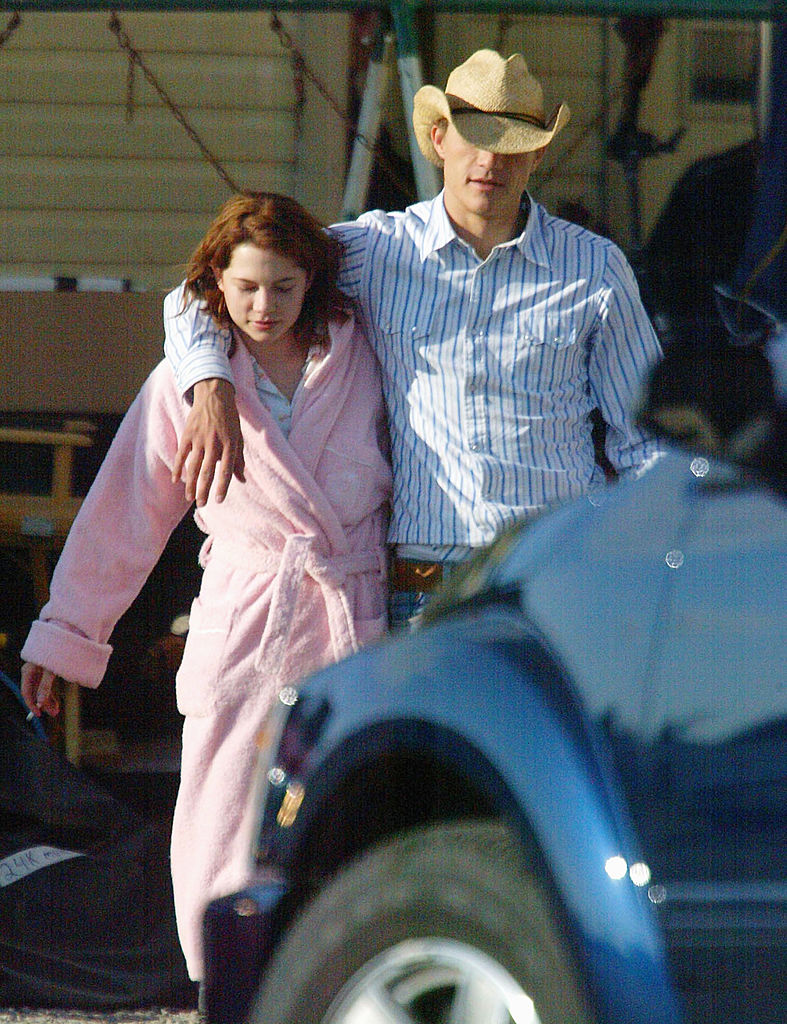 Heath Ledger et Michelle Williams lors d'une pause pendant le tournage de Brokeback Mountain à Fort McLoed, Alberta.