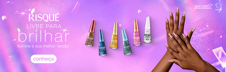 Mãos com unhas pintadas de com esmalte cintilante, ao lado de cinco frascos de esmaltes da coleção Risqué Livre para Brilhar de cores variadas, com fundo rosa e roxo com efeito de luzes brilhantes e estrelas.