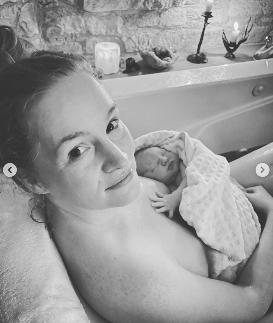 Kimberly Van Der Beek and her baby in the bathroom of her Texas home in a post uploaded on May 14, 2023 | Source: Intagram/vanderjames