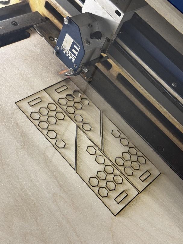 A laser cutting machine with a machine

Description automatically generated with medium confidence