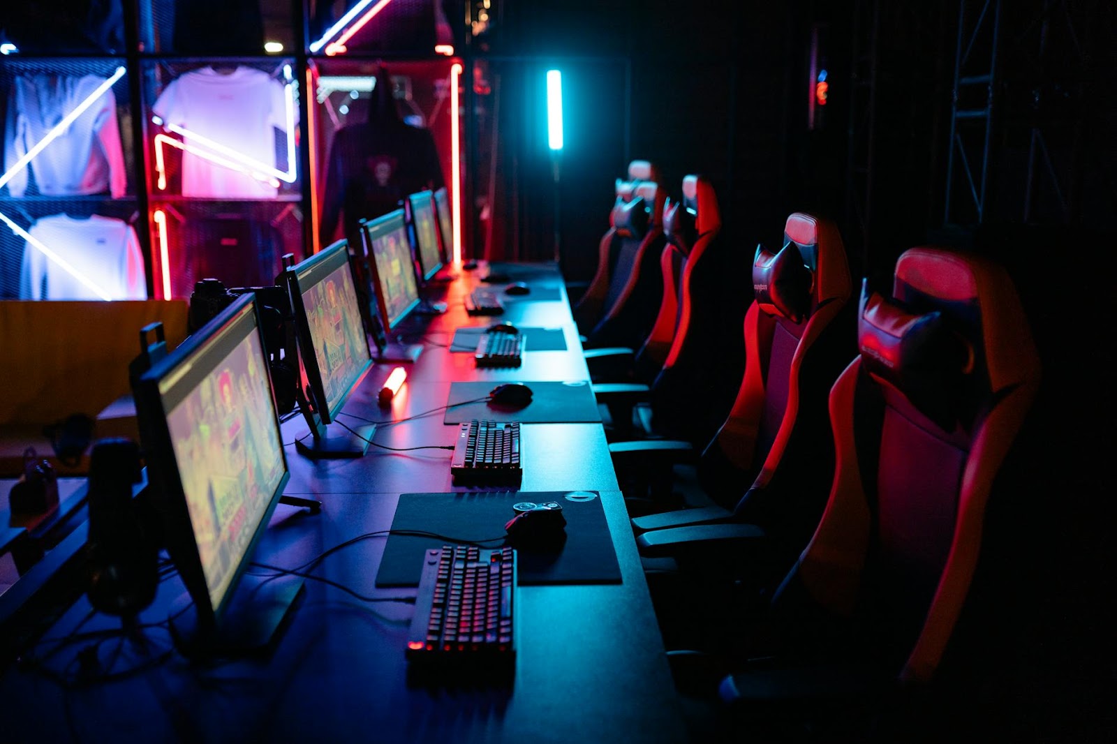 https://www.pexels.com/photo/gaming-setup-for-competitive-esports-9072394/