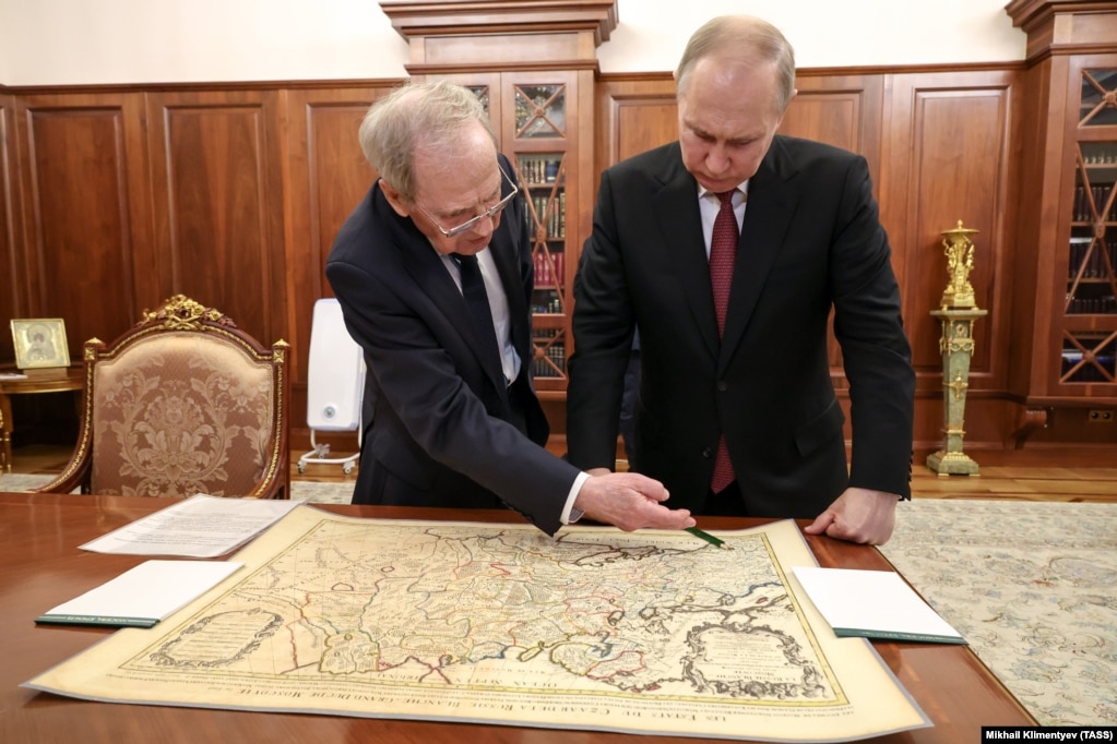 Голова Конституційного суду Росії Валерій Зорькін показує керівнику РФ Володимиру Путіну мапу Московії і прилеглих територій, на якій російський керманич не помітив України. Москва 23 травна 2023 року
