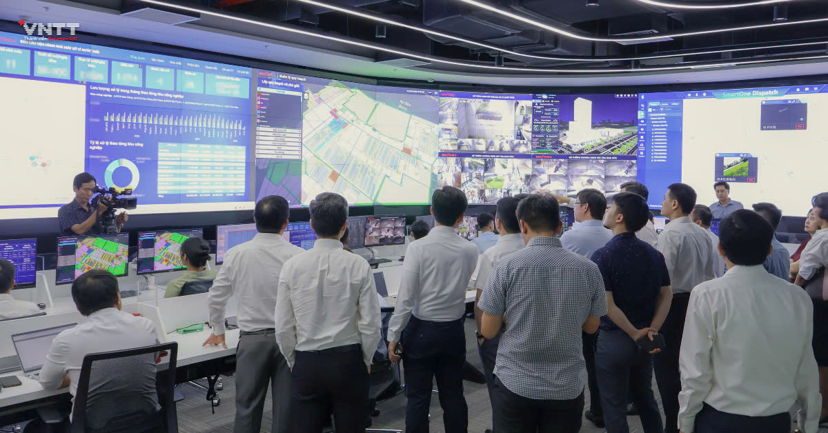 Thứ trưởng Bộ Khoa học và Công nghệ tham quan trung tâm IOC của Becamex IDC