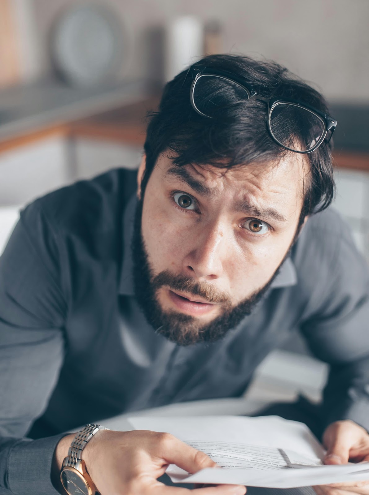 A shocked man looking up | Source: Pexels