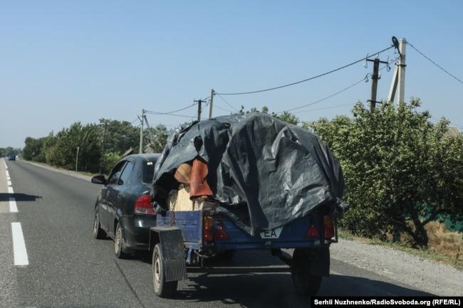 Місцеві жителі продовжують виїжджати, на дорогах з міста багато автівок із причепами, в яких люди вивозять свої речі