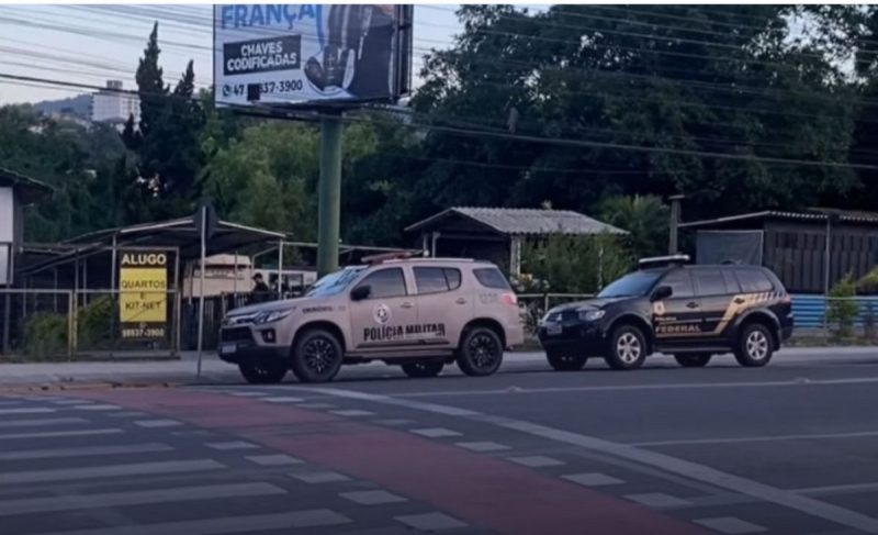 Viatura da PM e PF em frente  propriedade de autor de atentado 