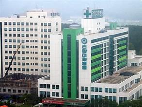 A large white and green building

AI-generated content may be incorrect.