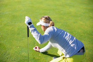 chica jugando al golf