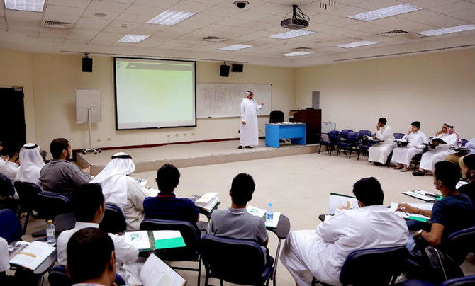 Students attending a lecture at King Fahd University, Saudi Arabia - (Credits Arab News Pakistan)