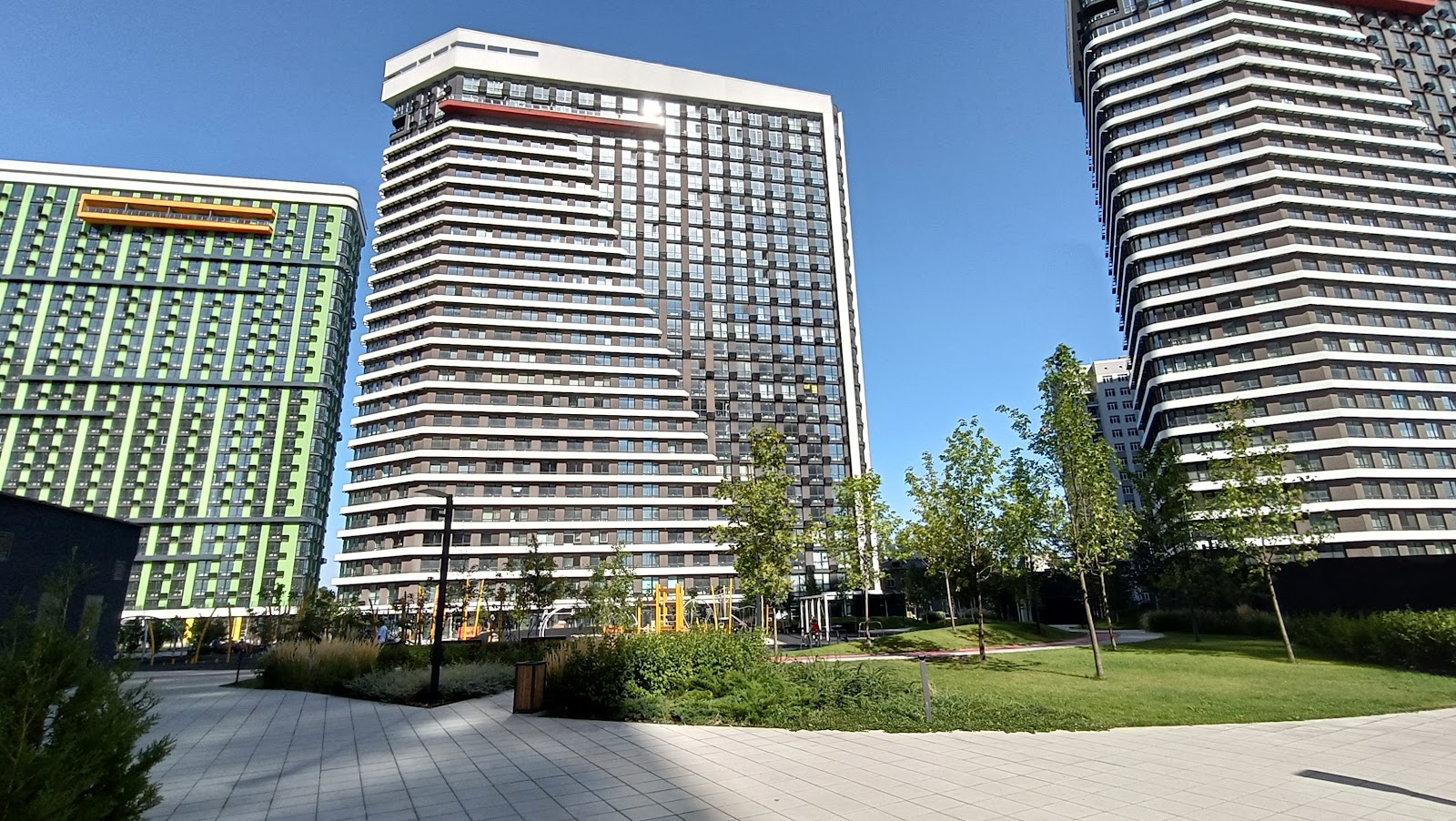 There are 15 apartments on each floor, a total of 370 apartments in each building