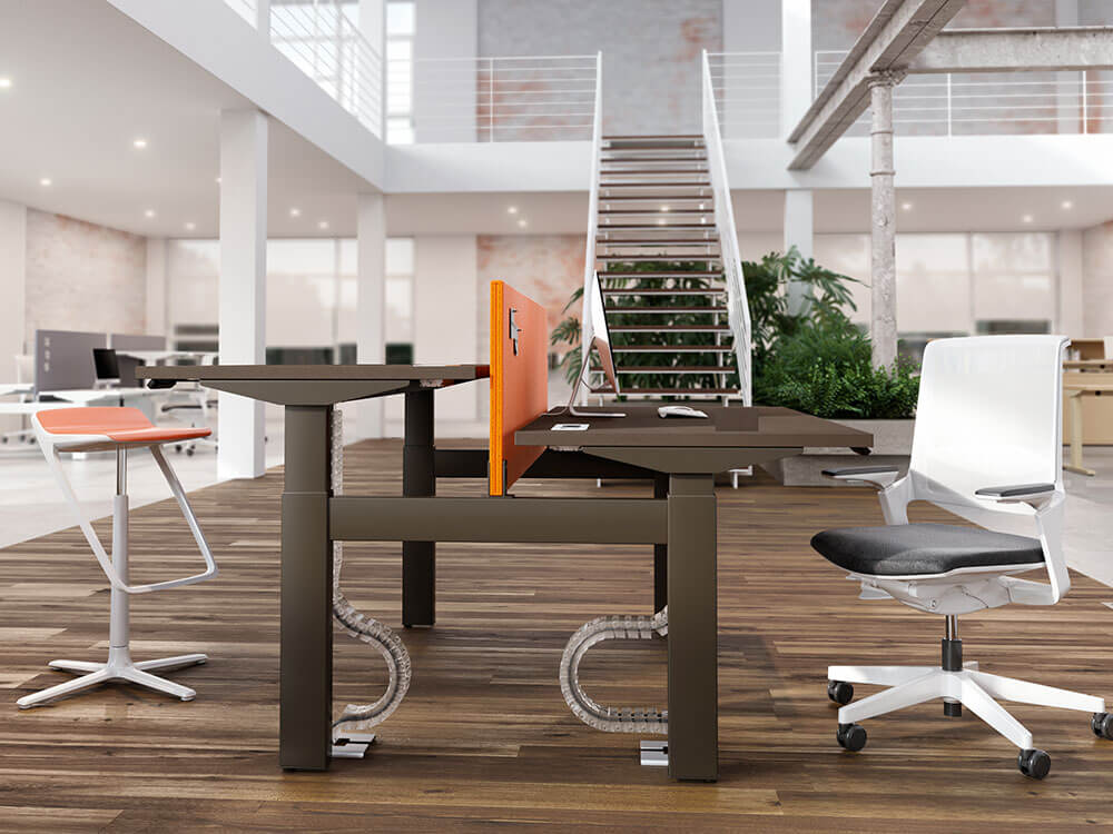 Modern height-adjustable desk with a minimalist design, promoting healthy posture and flexibility for enhanced comfort and productivity. 