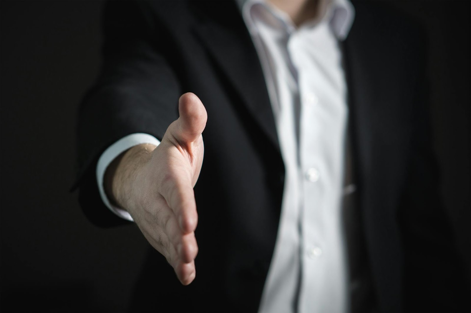 A man holding out his hand to shake | Source: Pexels