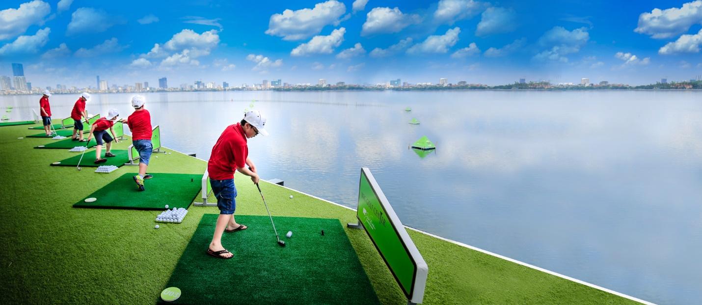 A person playing golf on a green surface

Description automatically generated