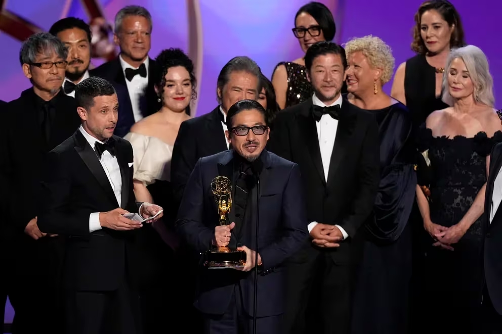 El elenco de Shogun recibiendo el premio a Mejor Serie en la ceremonia de los premios Emmy 2024.